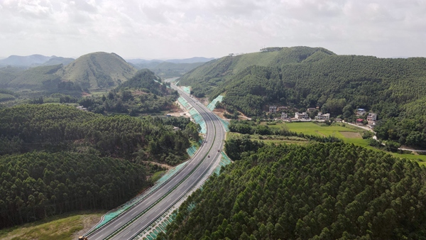 柳州市雒東公路全線通車