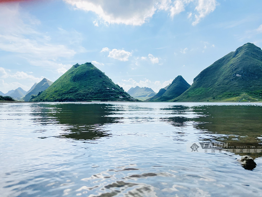 廣西天等縣若蘭水庫群山攬水 秋景如畫