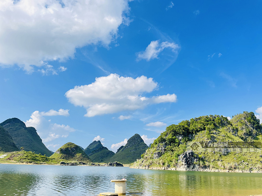 廣西天等縣若蘭水庫群山攬水 秋景如畫