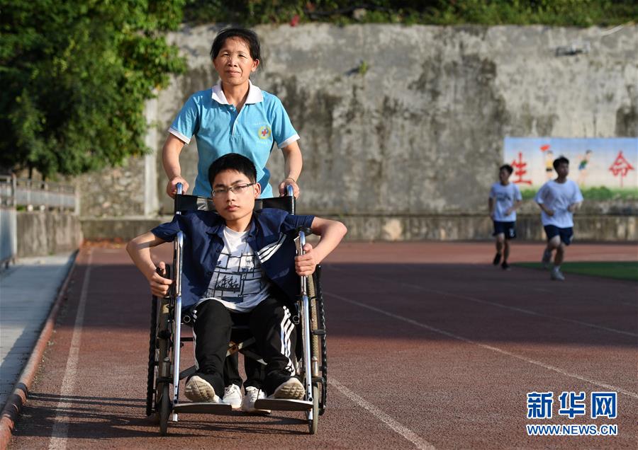 辛酸與執著的母愛：五旬母親背子進課堂