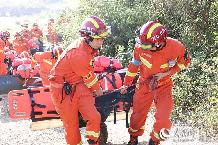 致敬！消防員40℃+下的堅守