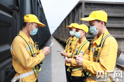 探訪高溫蒸烤下的廣西鐵路調車員：踩著鋼軌旁碎石日行十多公里