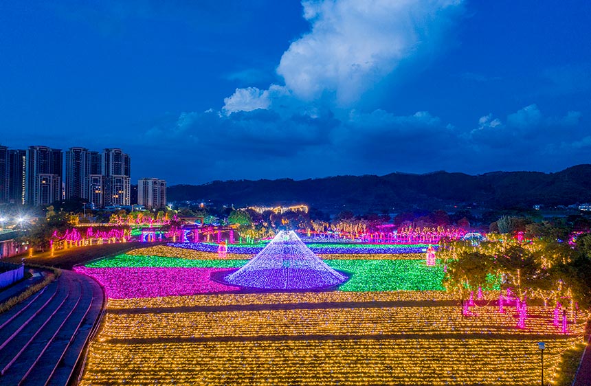 廣西梧州：蒼海濕地公園燈光秀喜迎“雙節”