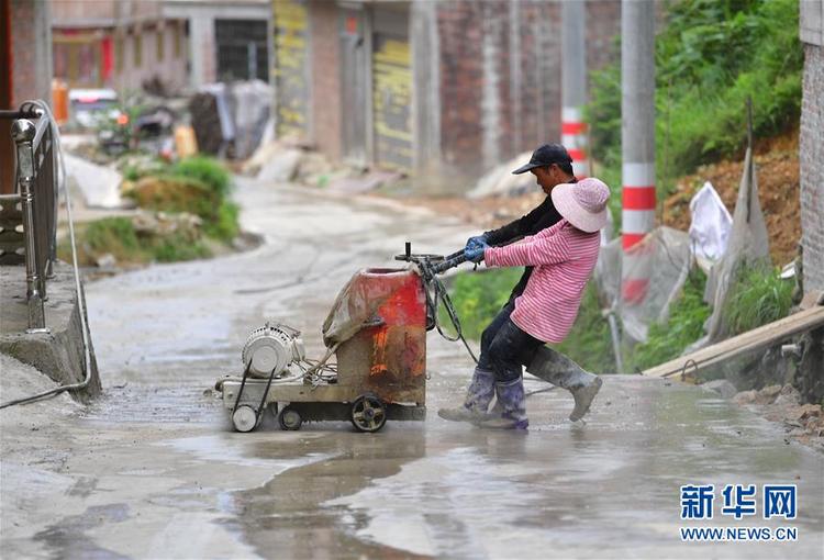 廣西融水：修築瑤鄉脫貧路