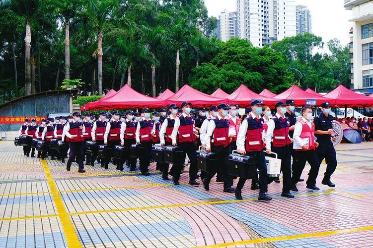 南寧開展新冠疫情大規模聯合流行病學調查模擬演練 200多人冒雨演練