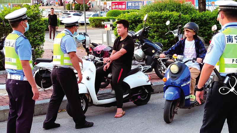 南寧交警開展騎乘電動自行車不戴頭盔集中整治 佩戴頭盔是“頭等大事”