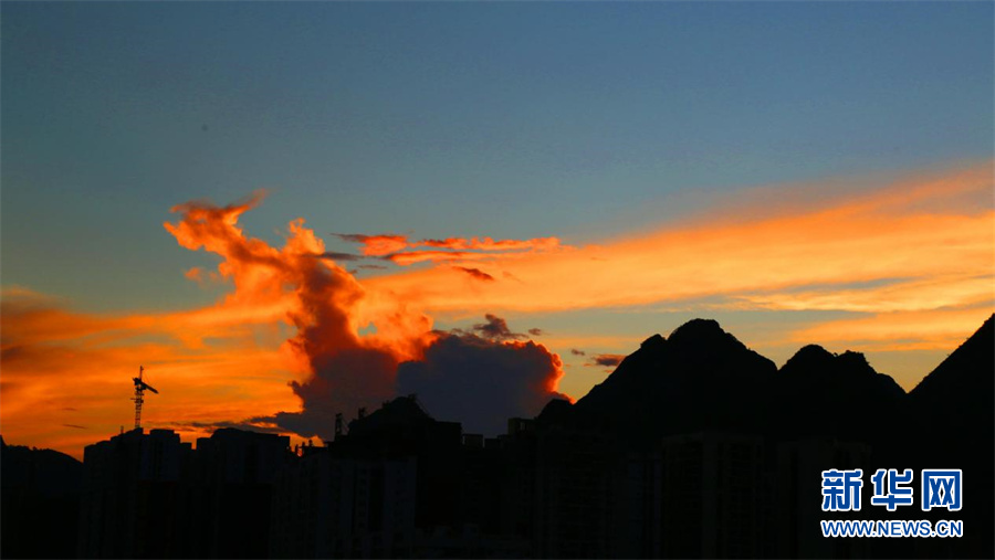 廣西河池：秋日傍晚 紅霞漫天