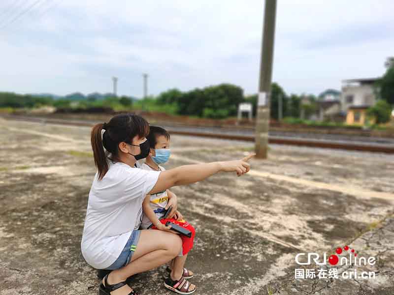 【A】【關注“慢火車”·堅守】22年如一日做列車的“眼睛”