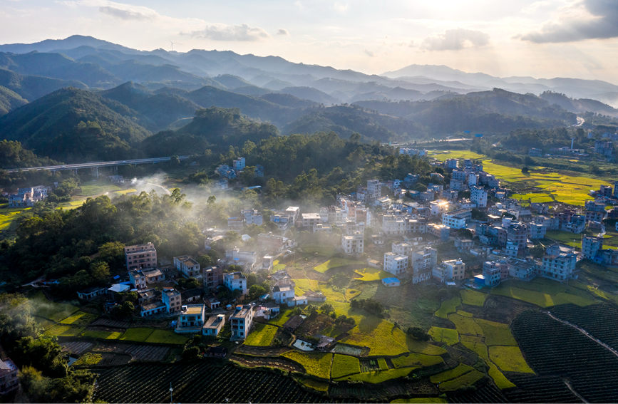 廣西岑溪：青山環抱鄉村如畫