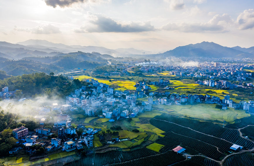 廣西岑溪：青山環抱鄉村如畫