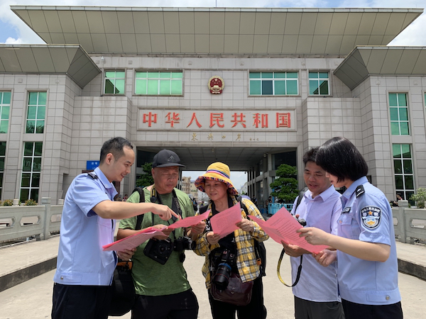 防城港東興：為出入境旅客開展中越雙語禁毒宣傳