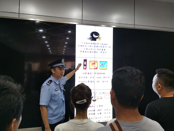 防城港東興：為出入境旅客開展中越雙語禁毒宣傳