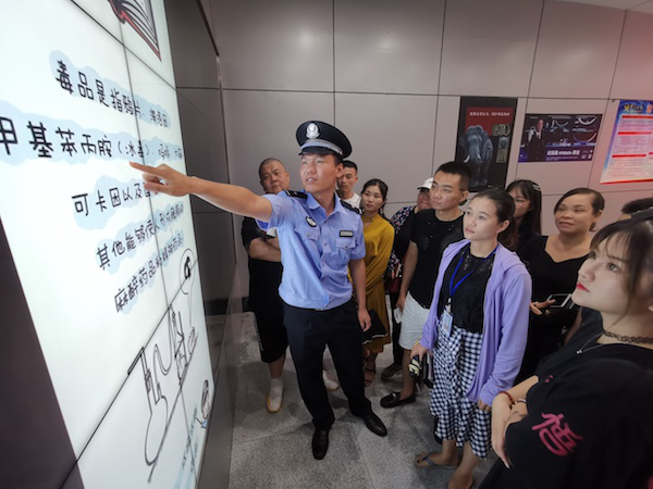 防城港東興：為出入境旅客開展中越雙語禁毒宣傳