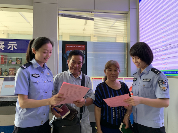 防城港東興：為出入境旅客開展中越雙語禁毒宣傳