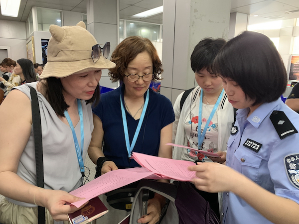 防城港東興：為出入境旅客開展中越雙語禁毒宣傳