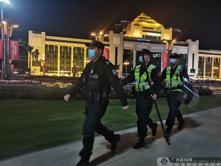 南寧：增強群眾夜間出行安全感 警察警燈街面常駐