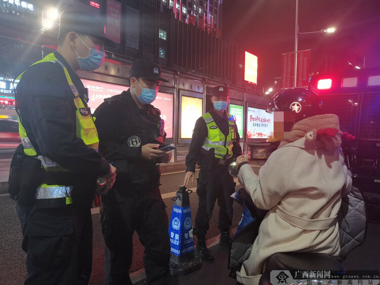 南寧：增強群眾夜間出行安全感 警察警燈街面常駐