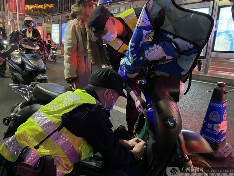 南寧：增強群眾夜間出行安全感 警察警燈街面常駐