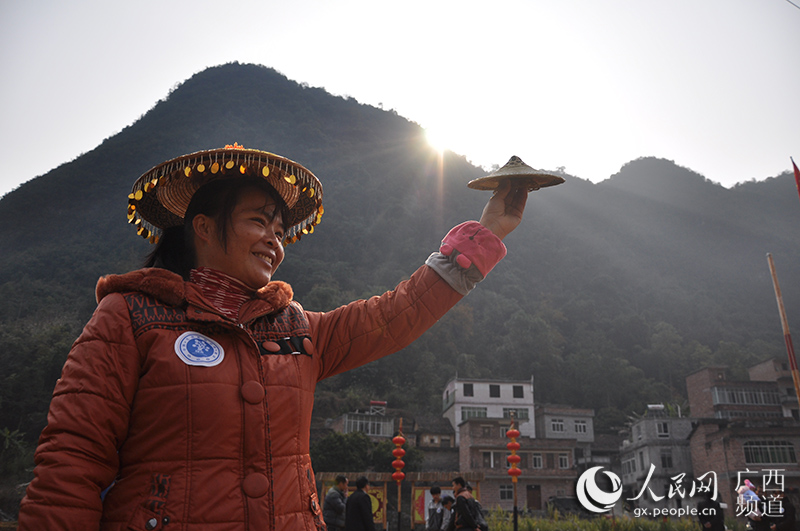 一組圖片，記錄了毛南族人民脫貧的歷程