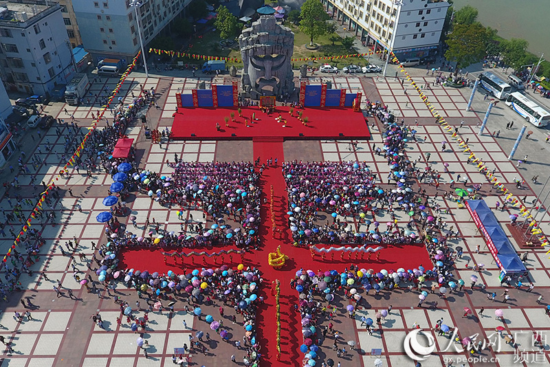 一組圖片，記錄了毛南族人民脫貧的歷程