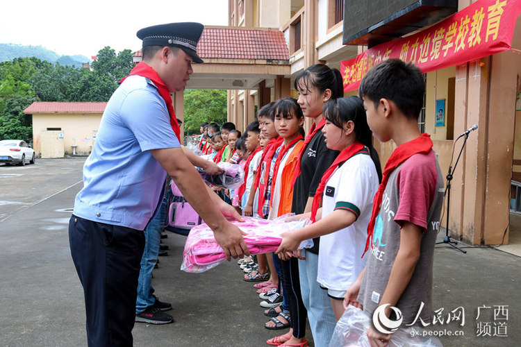 中越邊境警民手拉手護界碑