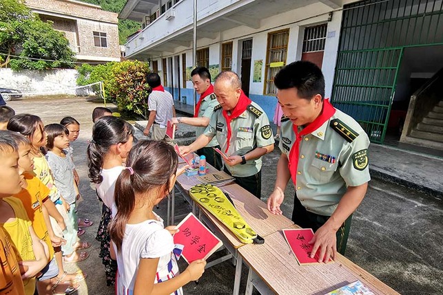 廣西崇左：武警官兵把黨的溫暖送到貧困山區孩子手中