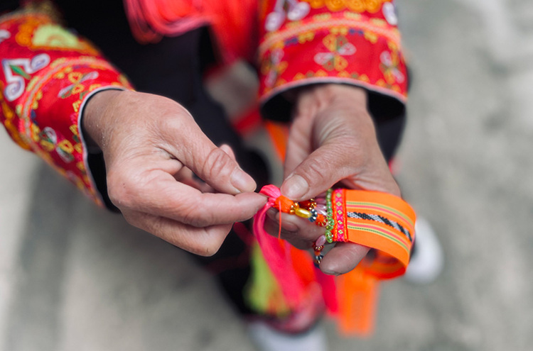 廣西百色：傳承藍靛瑤特色刺繡 助力鄉村振興促增收