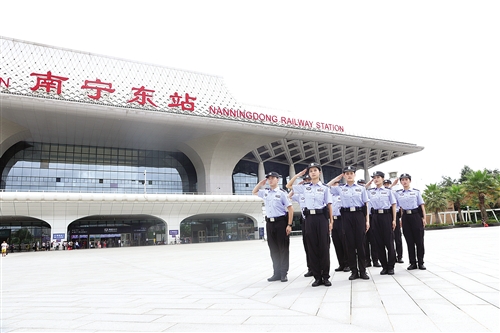 廣西首批進港列車乘警亮相