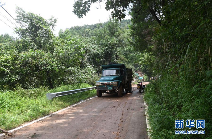 廣西陽朔：搶通通村公路