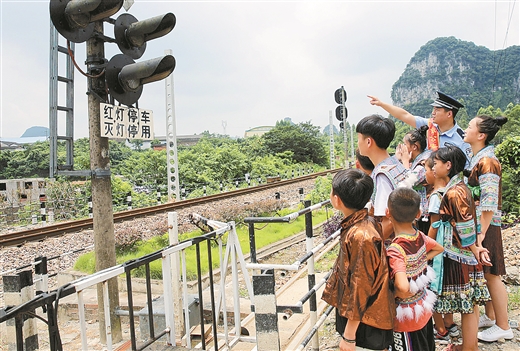 “平安站車路，金盾護你行”進苗寨活動開展