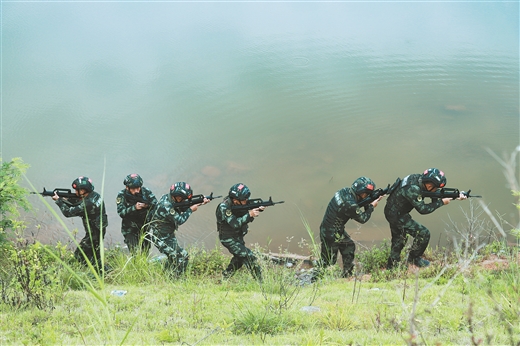 武警廣西總隊玉林支隊將特戰隊員開展訓練活動