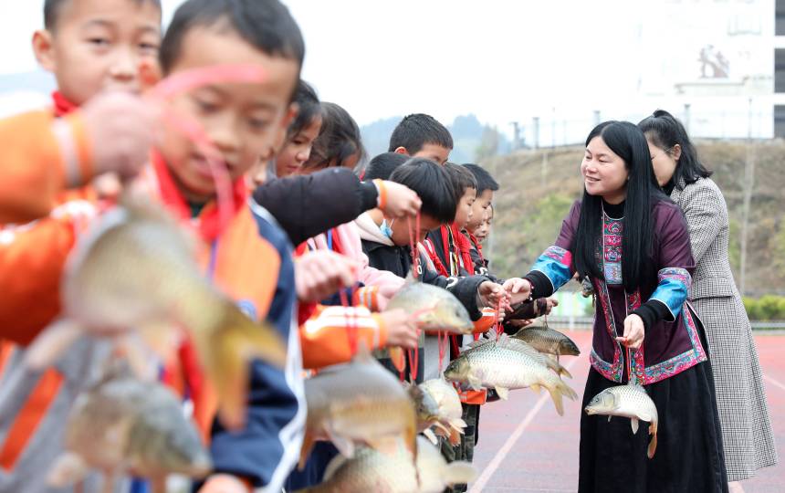 拎著活魚回家！廣西三江這所小學的獎勵讓人羨慕了