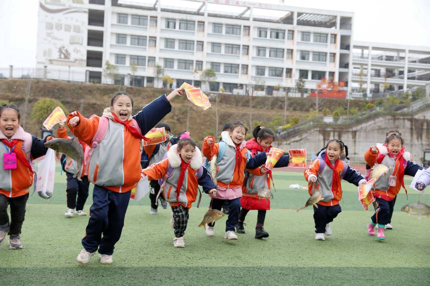 拎著活魚回家！廣西三江這所小學的獎勵讓人羨慕了