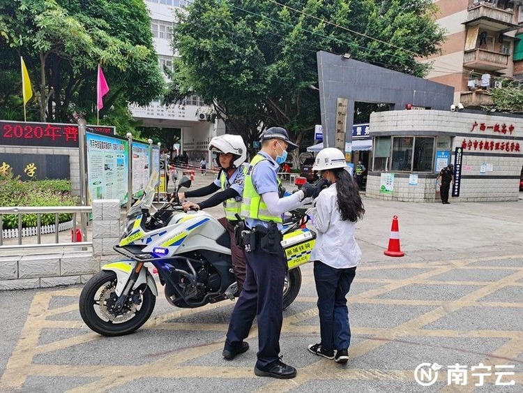 高考首日，南寧交警共接到13起高考相關求助