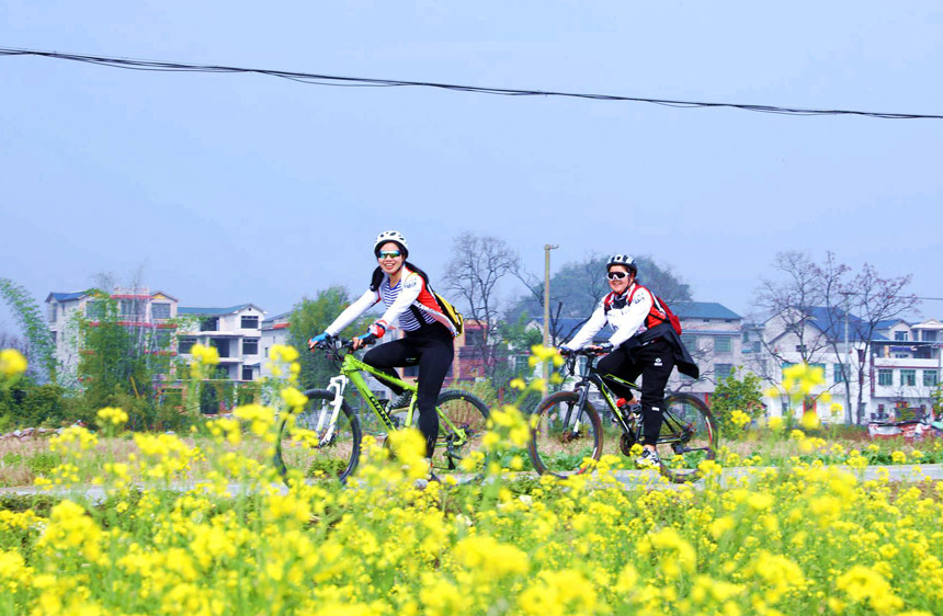 廣西：賞花踏春好愜意