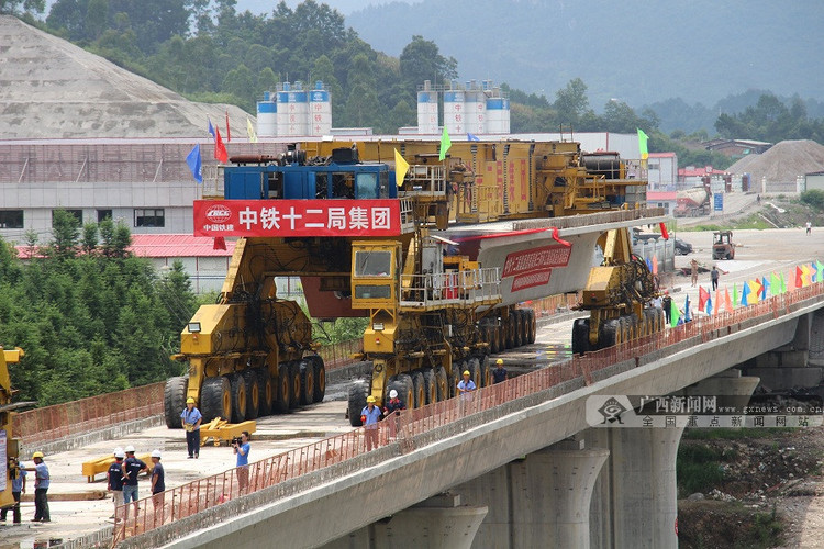 貴南高鐵廣西段環江片區首榀箱梁成功架設(圖)