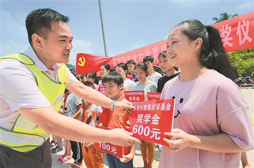 柳州融水：駐村幹部為優秀學生發放“獎學金”