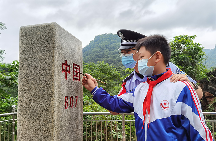 廣西百色：小學生“走邊關”迎“六一”