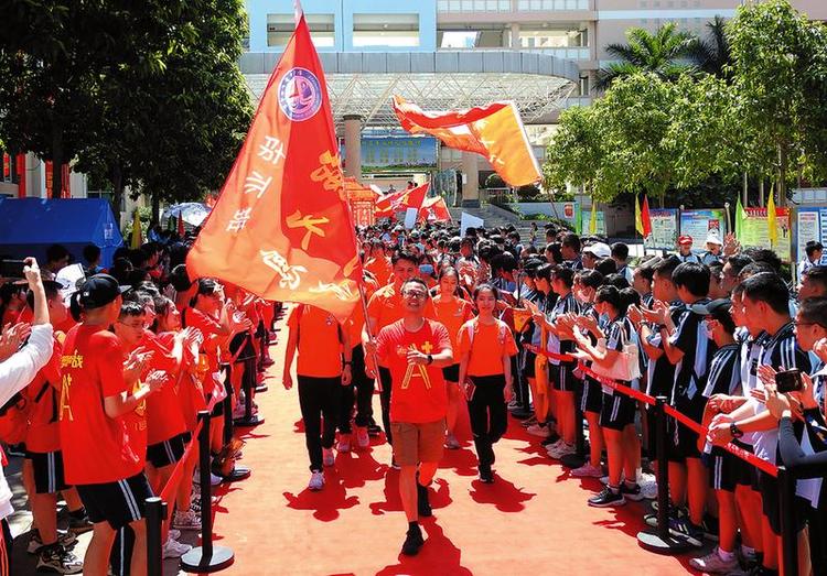 今日，南寧9萬多名學子奔赴中考考場 為給考生加油鼓勁，南寧各校昨日舉行了振奮人心的送考儀式