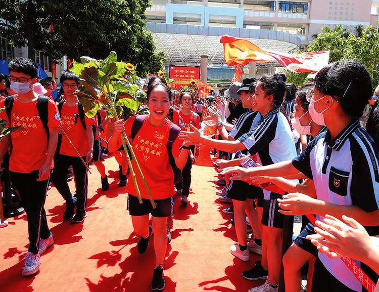 今日，南寧9萬多名學子奔赴中考考場 為給考生加油鼓勁，南寧各校昨日舉行了振奮人心的送考儀式