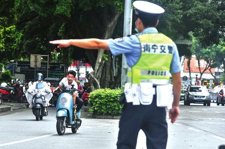 南寧交警開展新一輪交通秩序大整治攻堅行動