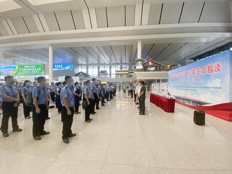 廣西推動禁毒宣傳進車站進列車進小區 築牢全民“防毒墻”_fororder_圖片 4