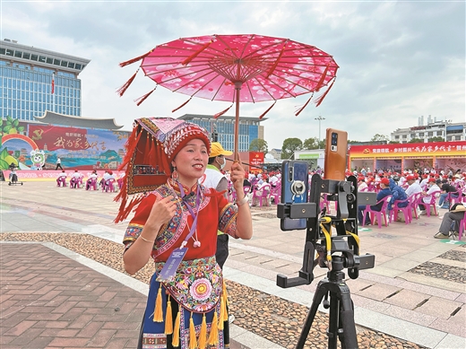 廣西富川：春來花滿樹 夏至果壓枝