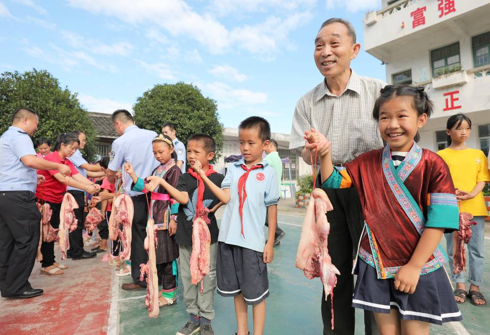 （有修改）【B】廣西三江：愛心豬肉、活魚獎勵侗娃