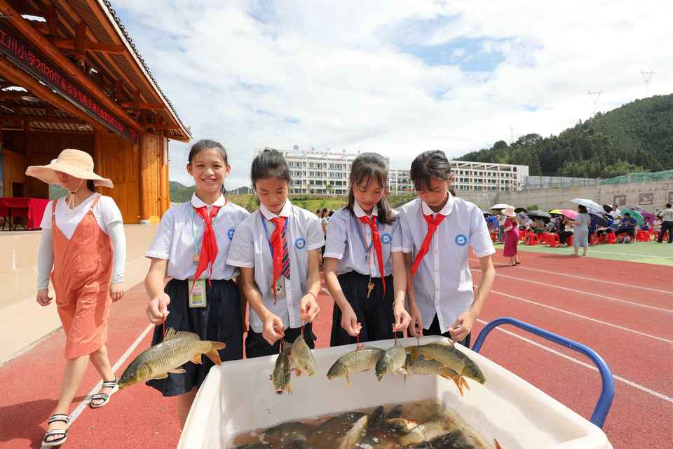 （有修改）【B】廣西三江：愛心豬肉、活魚獎勵侗娃