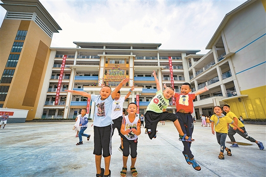 桂林龍勝各族自治縣扶貧移民小學迎來了縣城“老鄉家園”