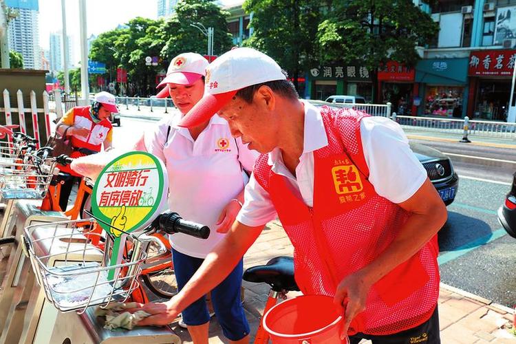 南寧：“自行車守護俠”走上街頭引導文明用車獲得市民點讚