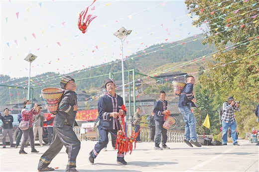 廣西龍勝：打泥腳 聚人心