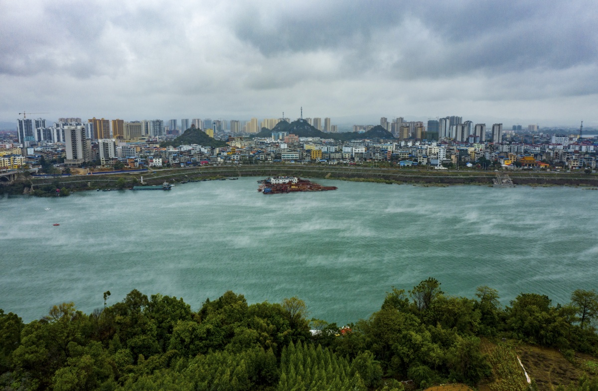 廣西：河面水霧美 波上寒煙翠