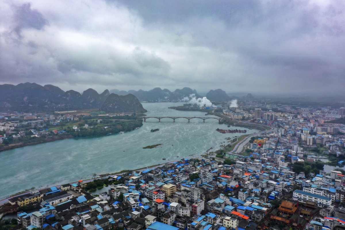 廣西：河面水霧美 波上寒煙翠